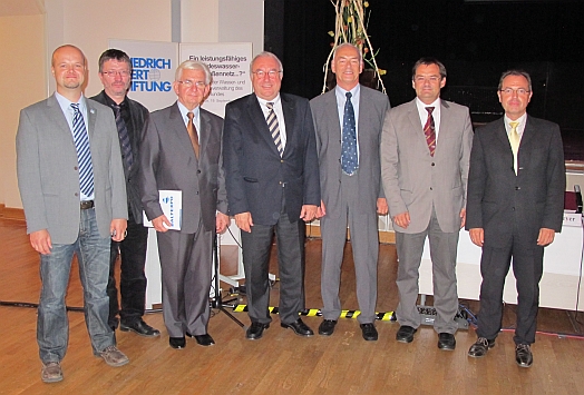 v.li.: M.Reckzeh(WSV), E.Meckel(FES), W.Lisewski(PL), U.Beckmeyer(MdB), H.Fellmer, Min. J.Vogelsänger, J.Sauter(Leipa)